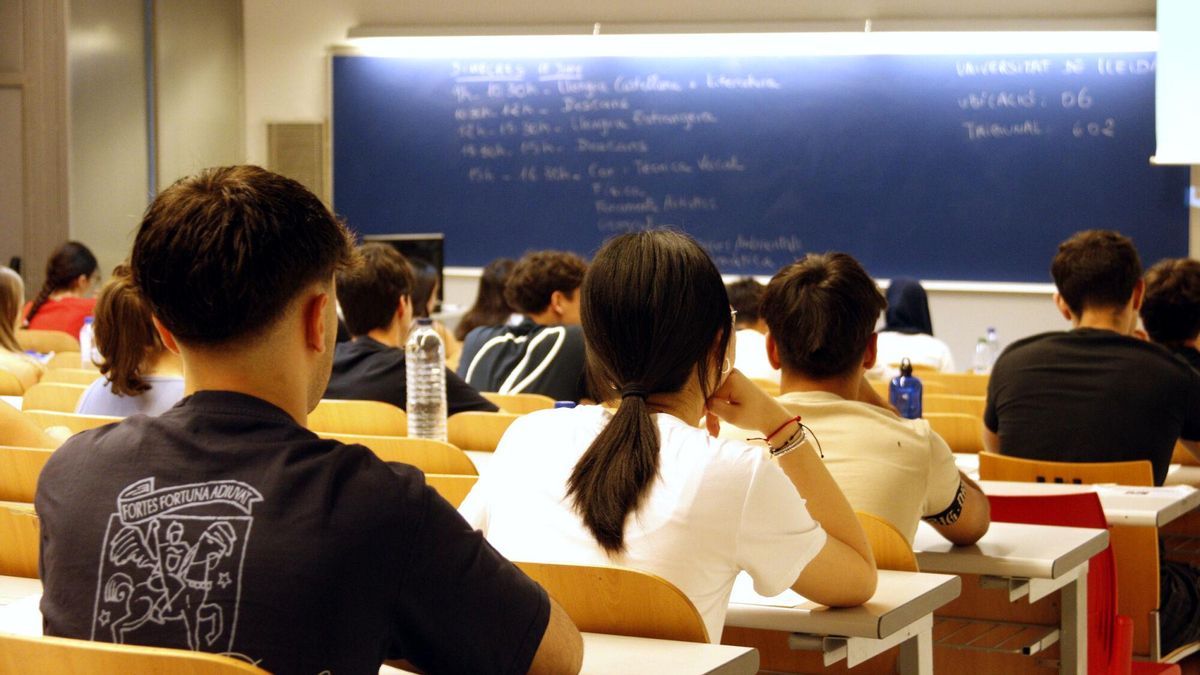 Estudiantes a punto de iniciar la prueba de Lengua Castellana en la facultad de Dret, Economia i Turisme de la Universitat de Lleida (UdL), este miércoles.