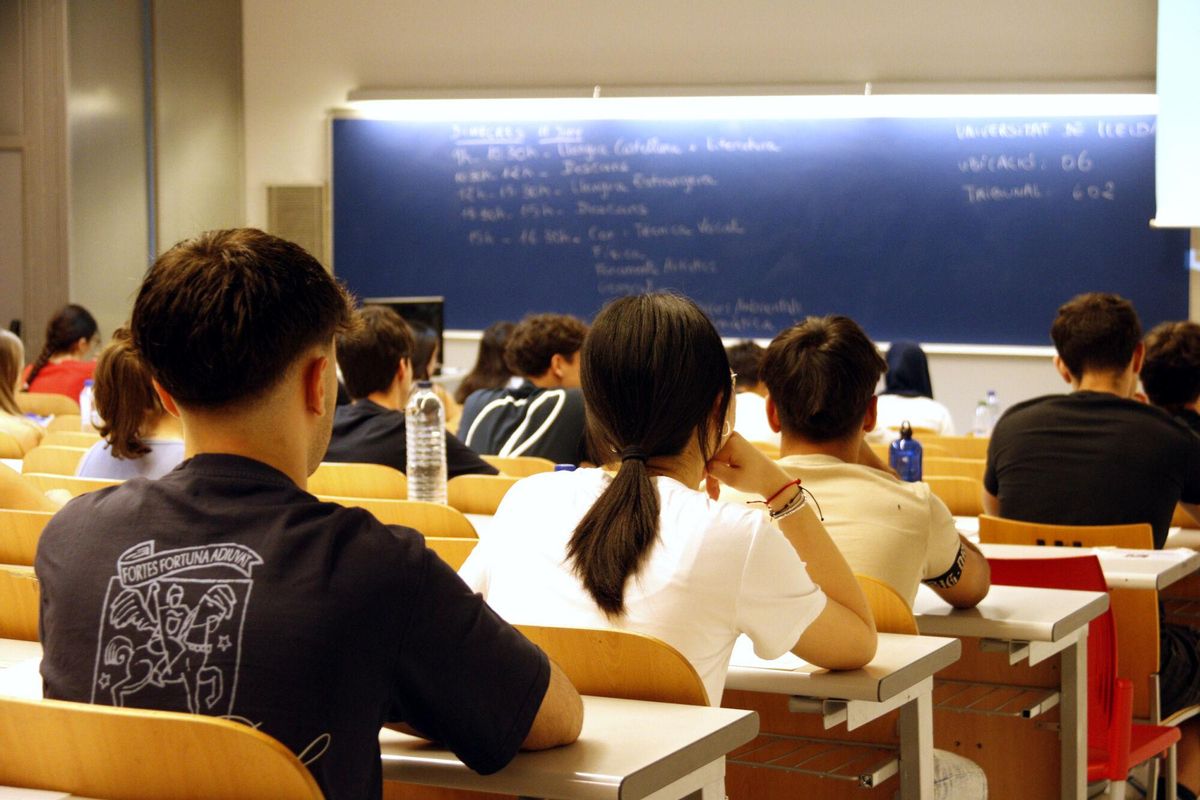 Estudiantes a punto de iniciar la prueba de Lengua Castellana en la facultad de Dret, Economia i Turisme de la Universitat de Lleida (UdL), este miércoles.