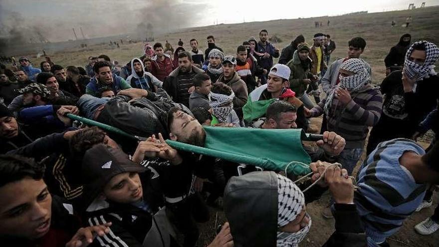 Palestinos trasladan el cuerpo sin vida de un joven en Gaza. // Efe