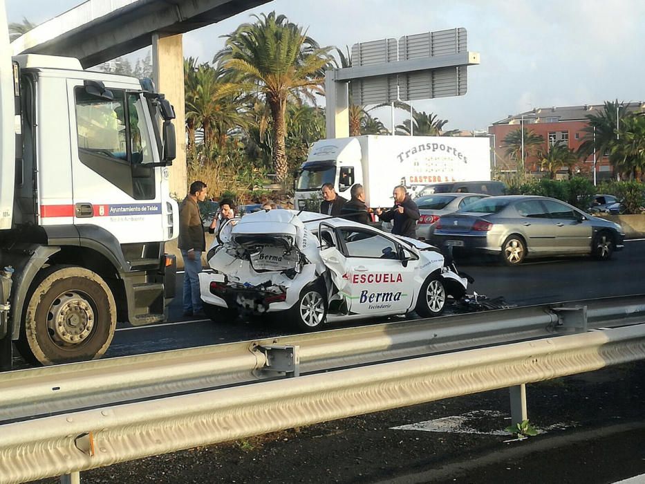 Entre los vehículos afectados, uno de una autoescuela