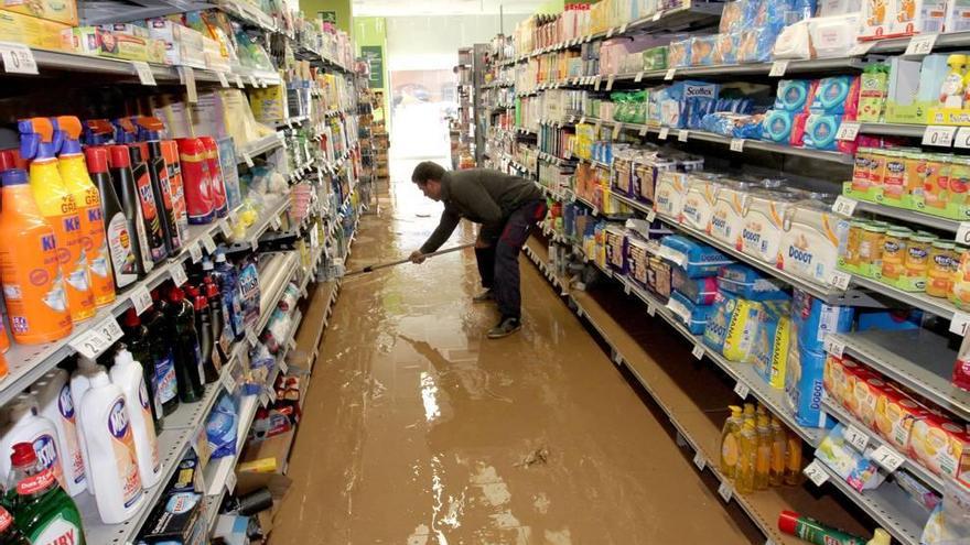 Los comerciantes de Los Alcázares necesitan ayuda para reponerse de las inundaciones y llegar a tiempo para abrir a pleno rendimiento en Semana Santa.