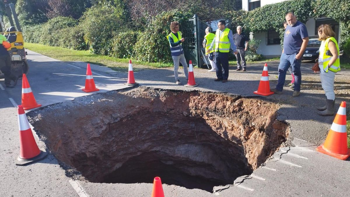 El enorme agujero de la carretera a Villabona: comienzan las obras para reparar el hundimiento en la LL-10