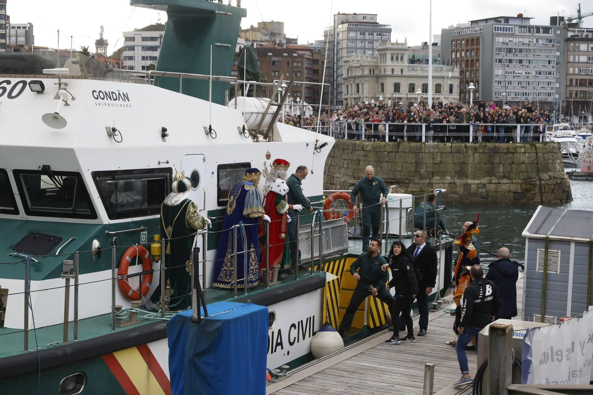 En imágenes: Los Reyes Magos desembarcan en Gijón