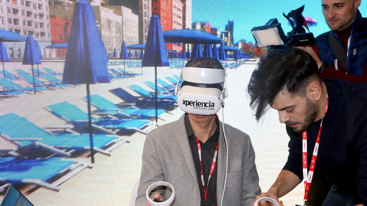 Un usuario probando las novedades de &quot;Benidorm Land&quot; en Fitur.