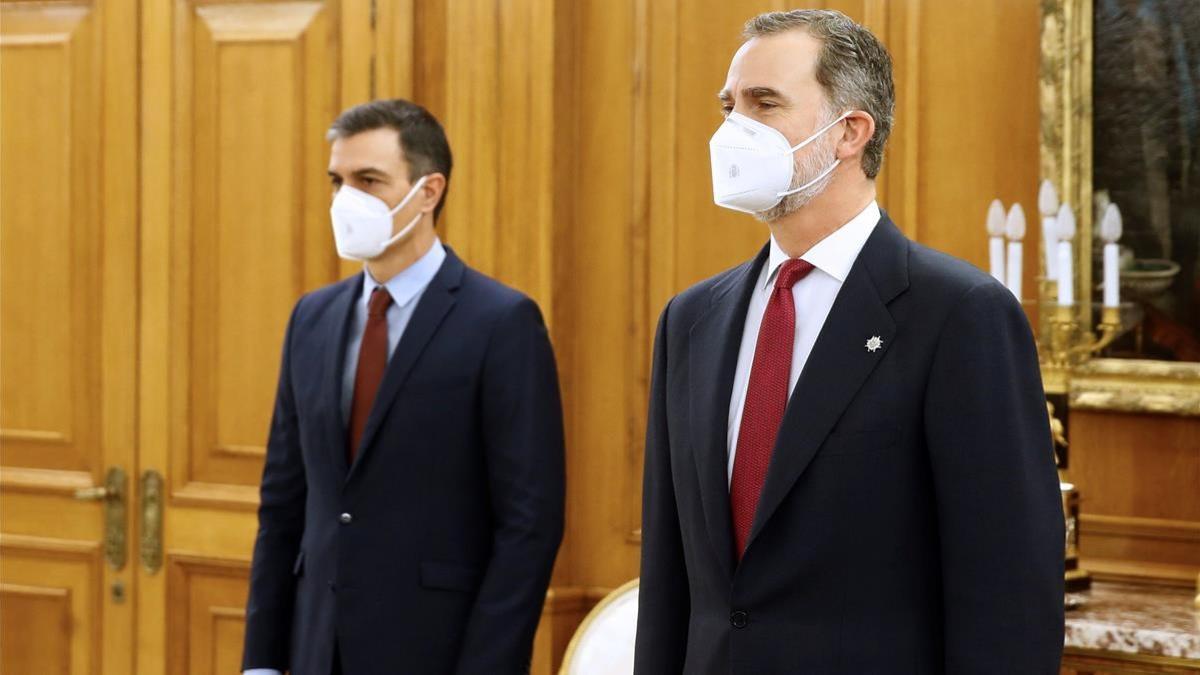 MADRID (ESPANA)  27 01 2021 -  El presidente del Gobierno  Pedro Sanchez (i)  y el rey Felipe VI (d)  asisten a la toma de posesion de la nueva ministra de Sanidad  Carolina Darias  y del de Politica Territorial y Funcion Publica  Miquel Iceta  este miercoles en el Palacio de La Zarzuela  EFE Ballesteros POOL