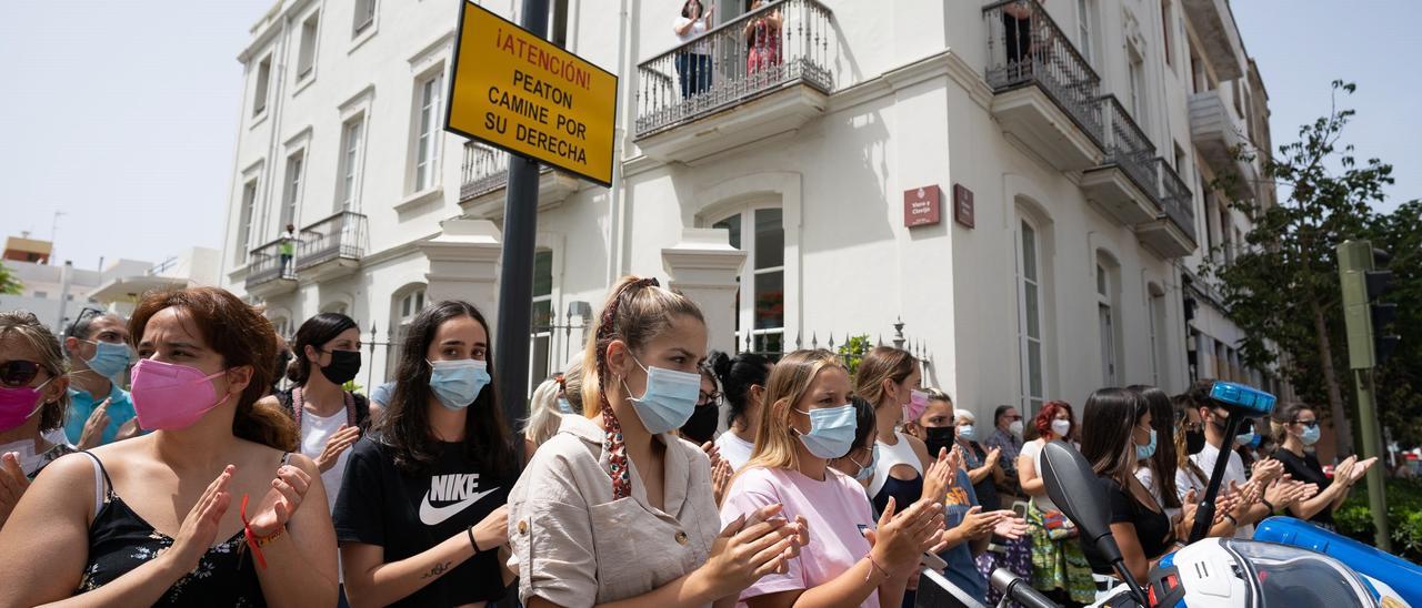 Ciudadanos se concentran junto al ayuntamiento de Santa Cruz de Tenerife por las niñas Anna y Olivia y en solidaridad con su familia.