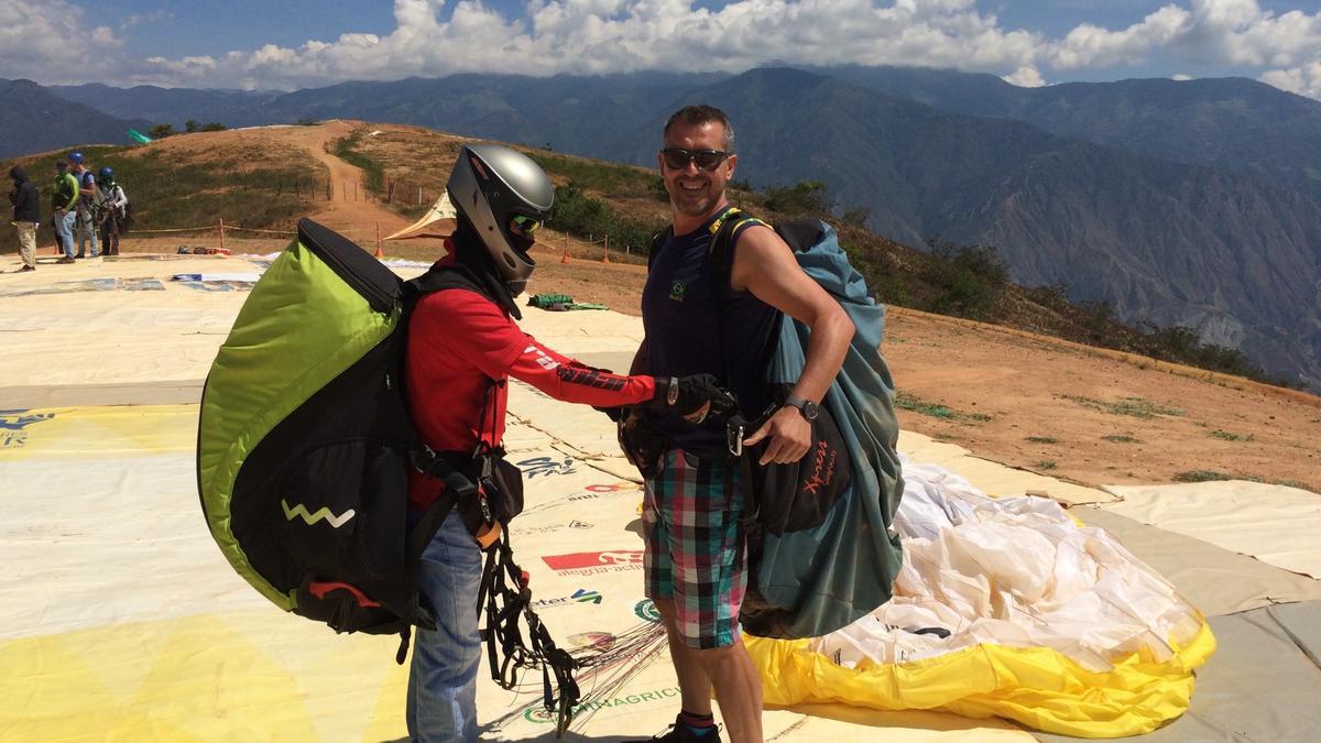 Balta Montaño, dispuesto a saltar en parapente.