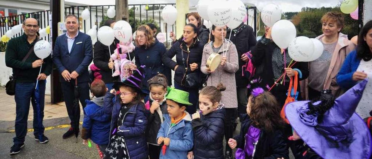 Padres y niños volvieron a concentrarse ayer frente a las puertas del colegio de Carril, con apoyo de Confapa y Fanpa. // Iñaki Abella