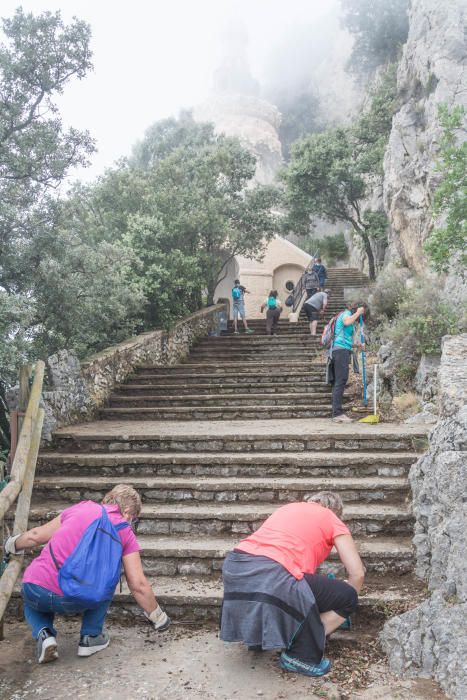 Capitans de Queralt i voluntaris netegen l'entorn per una celebració de gala