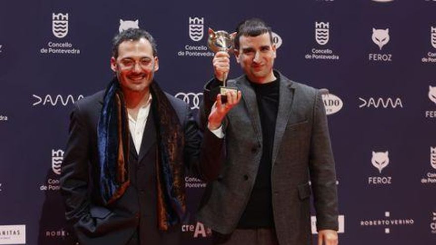 Ostavio Terol y Lluis Tudela con el Premio Feroz a mejor cartel