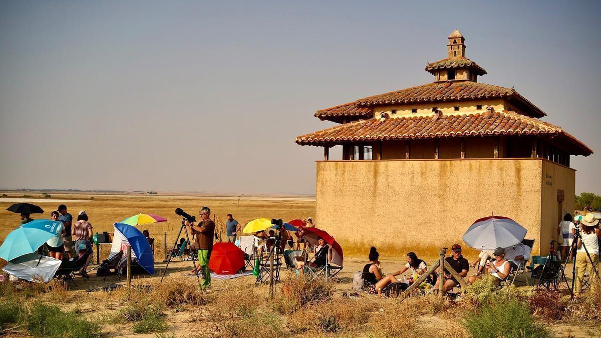 Grupos de personas observan el eclipse desde Otero de Sariegos.