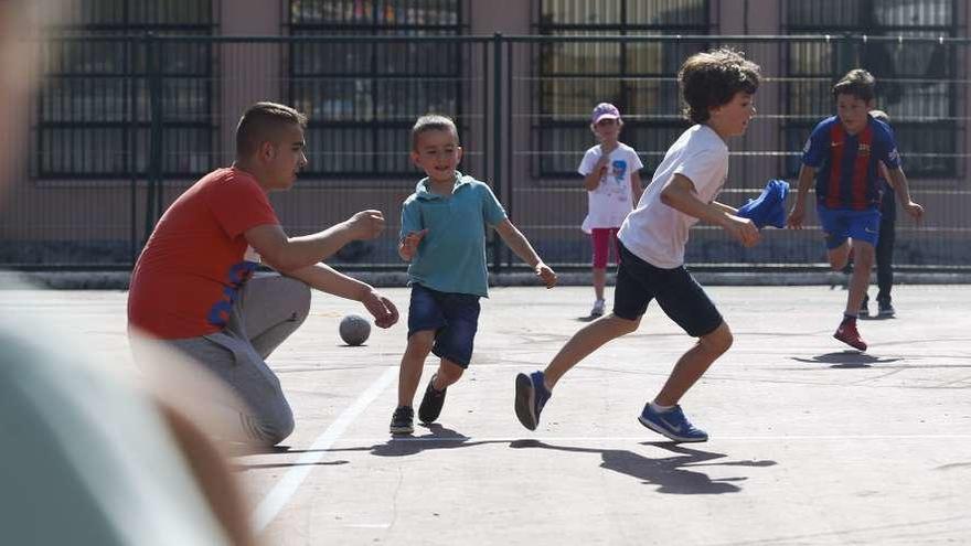 Niños participantes en los juegos infantiles organizados con motivo de las fiestas.