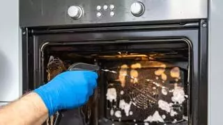 Este es el truco poco conocido para limpiar el horno