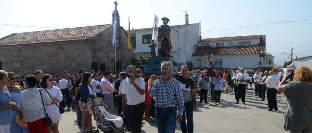 Procesión de San Miguel Arcángel en Trabanca Badiña.   | // NOÉ PARGA