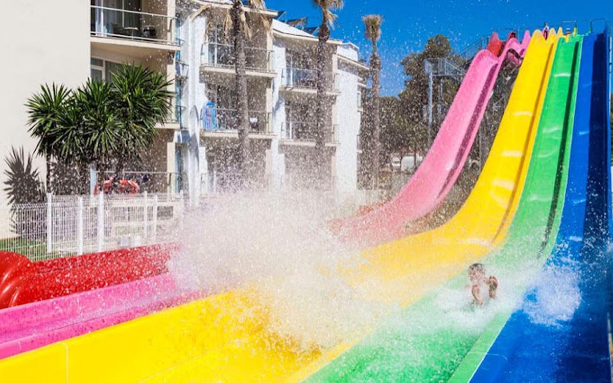 Los toboganes son uno de los atractivos del parque acuático