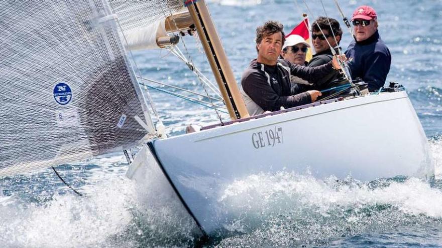 El Rey, con Pedro Campos y otros dos tripulantes a bordo del &quot;Gallant&quot; durante la regata celebrada ayer en la ría. // R.V.