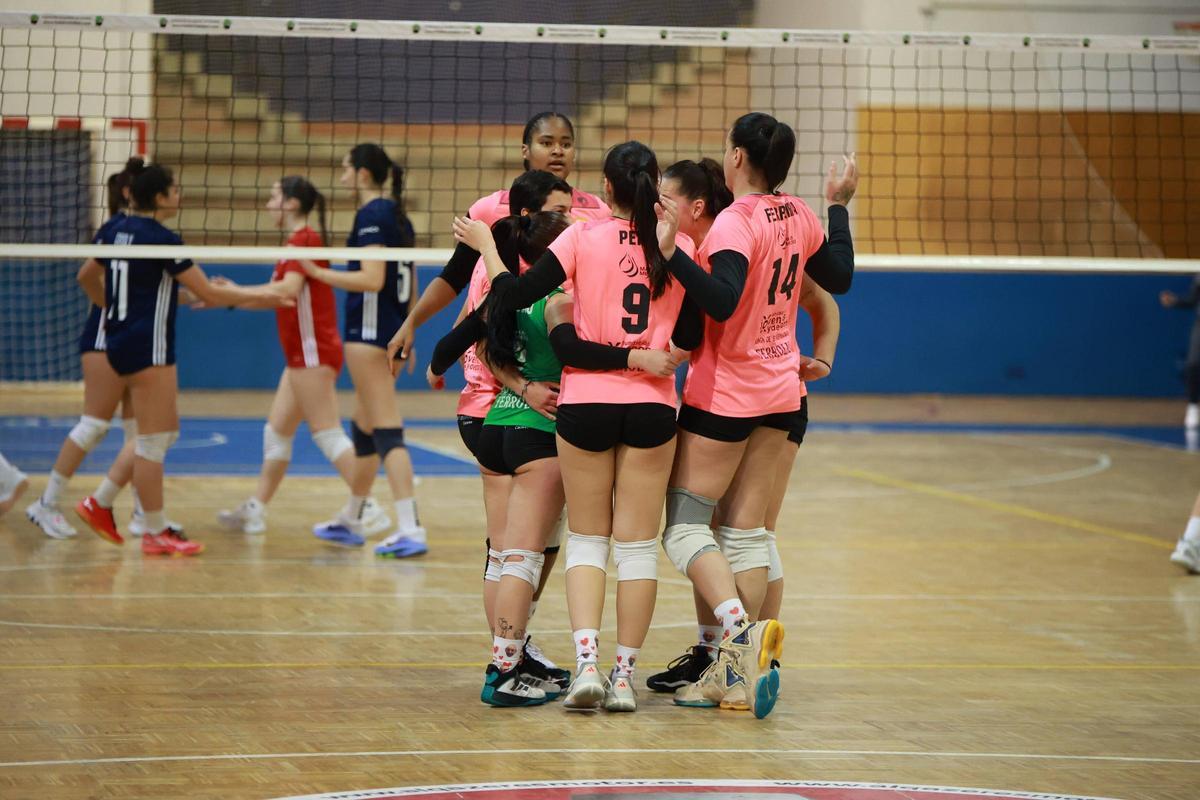 Las jugadoras del Arroyo tras conseguir un punto.