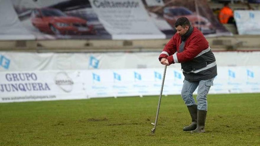 Un operario municipal se afana en reparar el césped. // Noé Parga