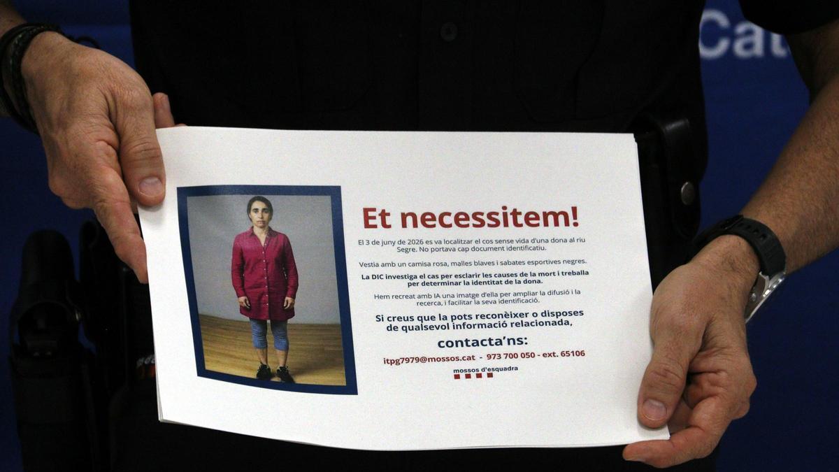 Un policia mostra una imatge feta amb IA de la dona trobada morta al riu Segre, a Lleida, que s'ha difós entre la ciutadania per mirar d'identificar-la.
