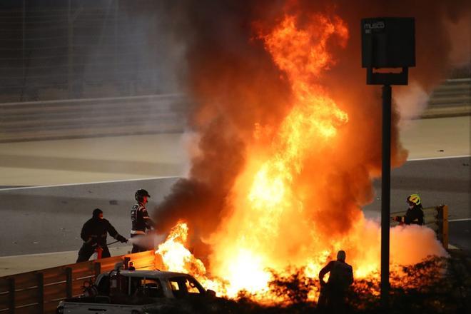 Los bomberos apagaron un incendio en el coche del piloto francés de Haas F1, Romain Grosjean, durante el Gran Premio de Fórmula Uno de Bahréin en el Circuito Internacional de Bahréin en la ciudad de Sakhir.