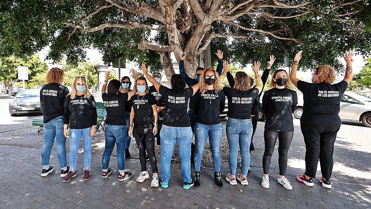 Una veintena de trabajadores del extinto Proyecto Ansina se manifestaban en la plaza del Cabildo durante la rueda de prensa. Sus mensajes iban acompañados de pitos, camisetas con el lema