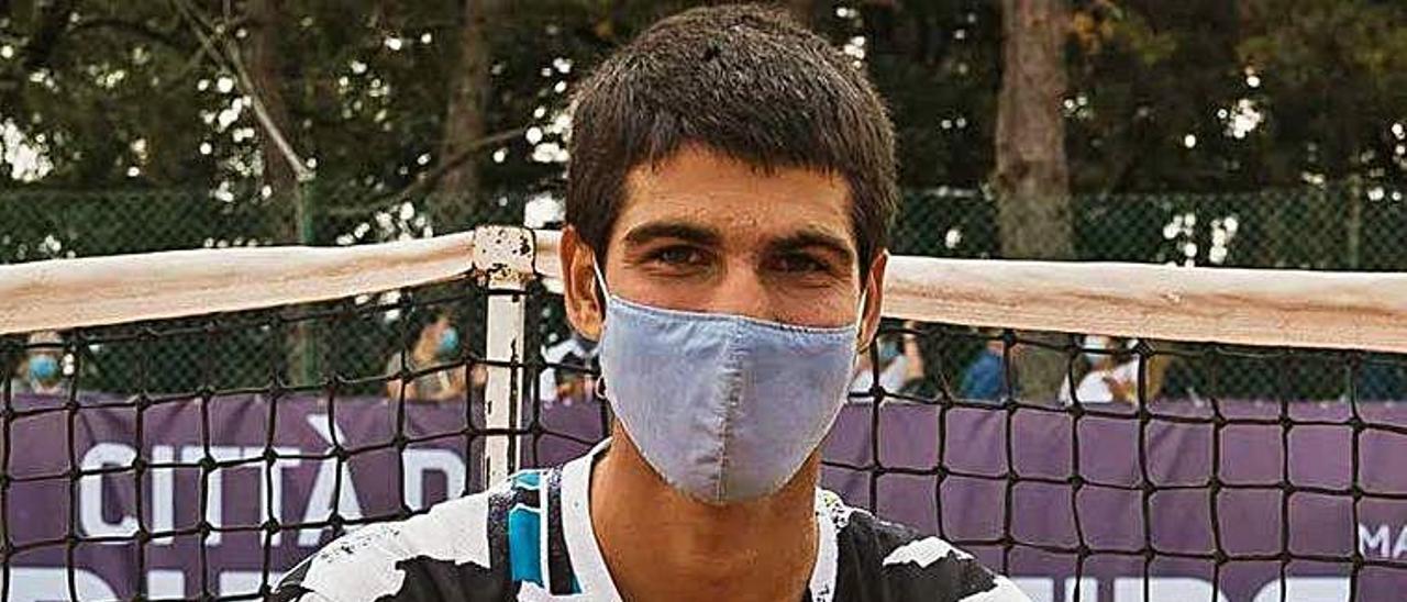 Carlos Alcaraz con el trofeo logrado en Challenger, en Trieste.