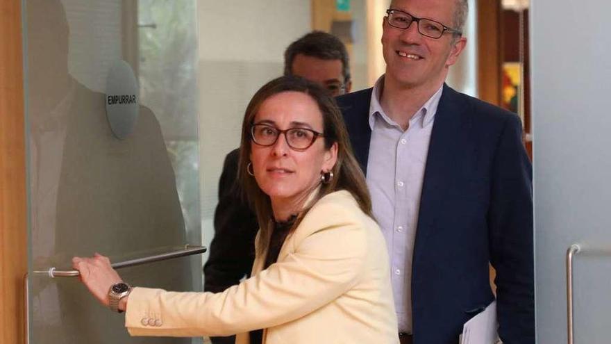 Ethel Vázquez, con Ignacio Maestro y Joaquín Macho detrás, ayer en la sede de Infraestruturas.