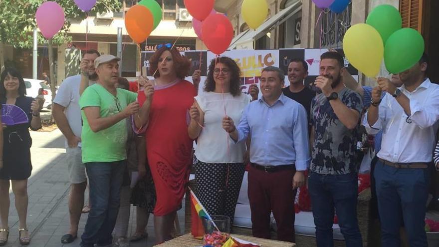 Autoridades y organizadores presentaron ayer el festival frente al Ayuntamiento.