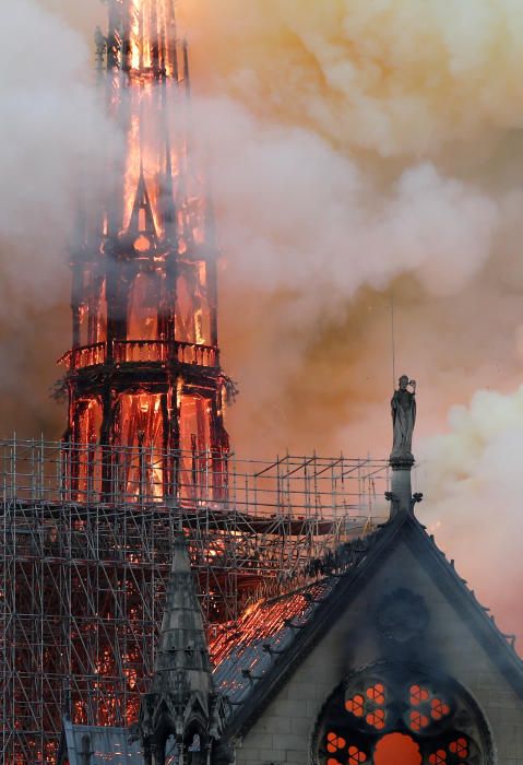 Un incendi crema Notre Dame de París