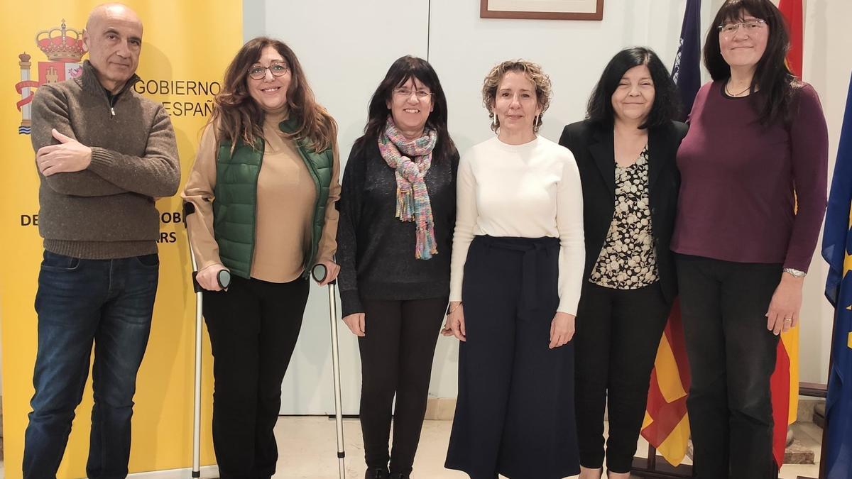 Representantes de la campaña Patinetes y Bicis a Raya, con la delegada del Gobierno, Aina Calvo, y la directora de la DGT en Balears, Francisca Ramis.