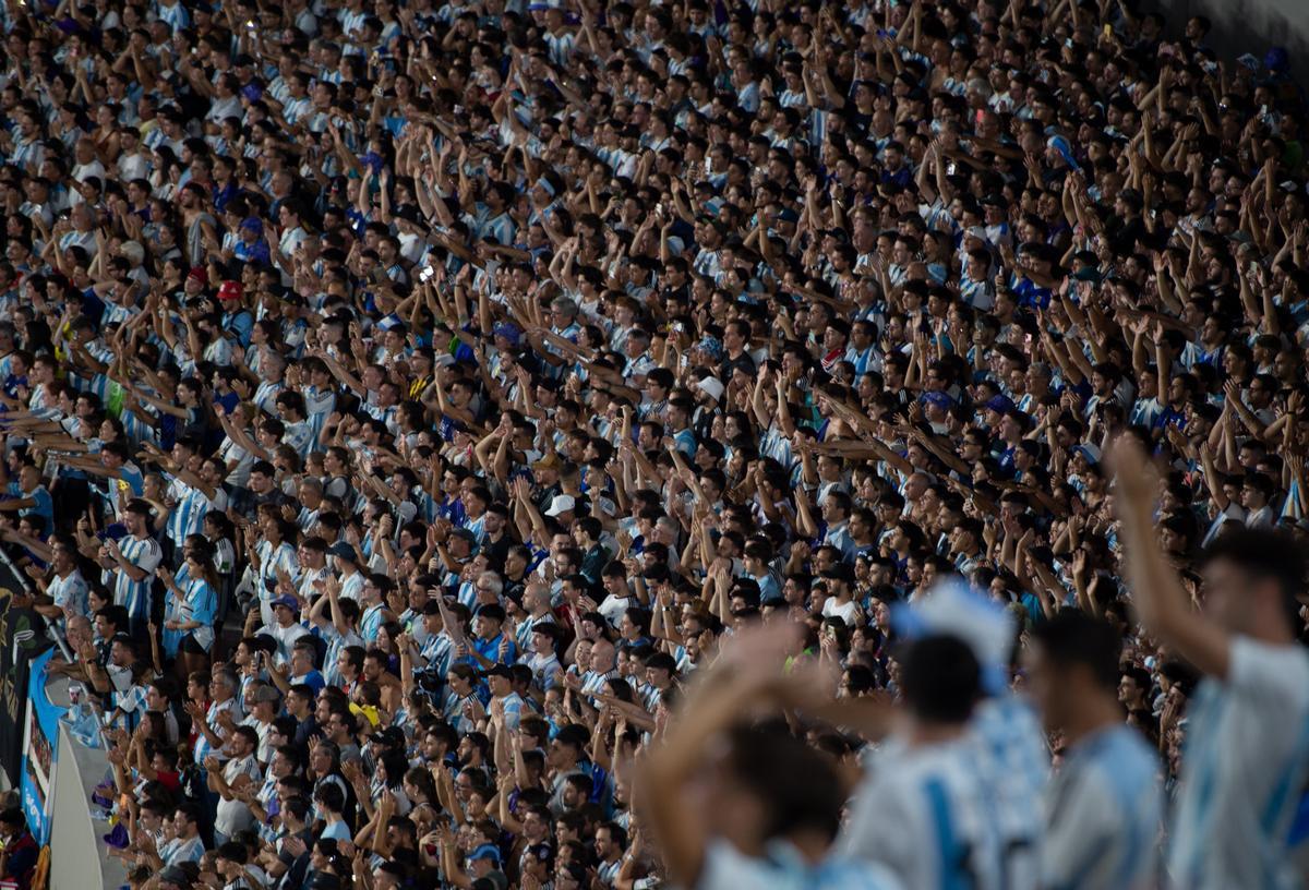 Los aficionados animan a la selección argentina durante el partido amistoso entre Argentina y Panamá en el Estadio Monumental. 