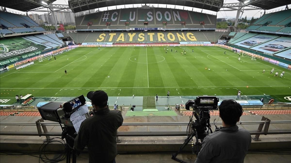 marcosl53360642 topshot cameramen take footages while football players war200509162140 marcosl53360642 topshot cameramen take footages while football players war200509162140