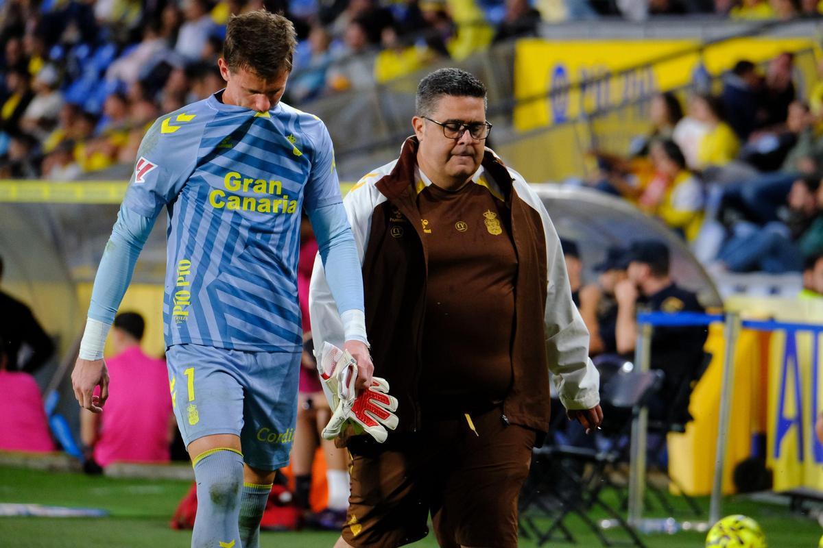 Dinko Horkas abandona el terreno de juego tras ser expulsado