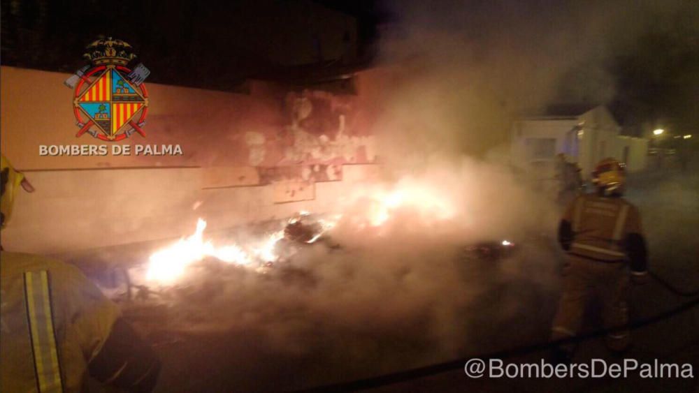 Un pirómano quema de madrugada seis contenedores en el Coll y El Molinar