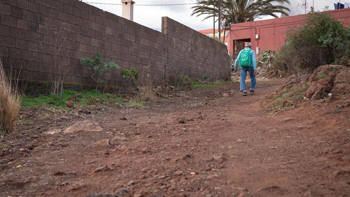Entrada a la calle Martagón por la parte baja; se localiza en el pueblo de El Tablero, en el Suroeste de Santa Cruz.
