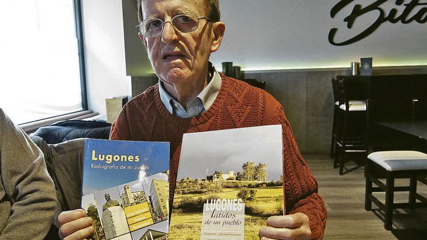 José Antonio Coppen, con sus dos libros sobre Lugones, en un café de la localidad sierense.