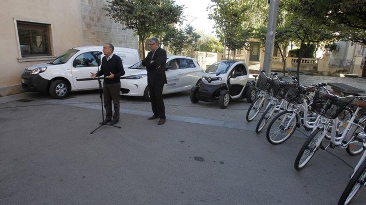 El alcalde, Antonio Balmón, y el vicepresidente de Transporte y Movilidad de la AMB, Antoni Poveda,  durante la presentación de los vehículos eléctricos en Cornellà.