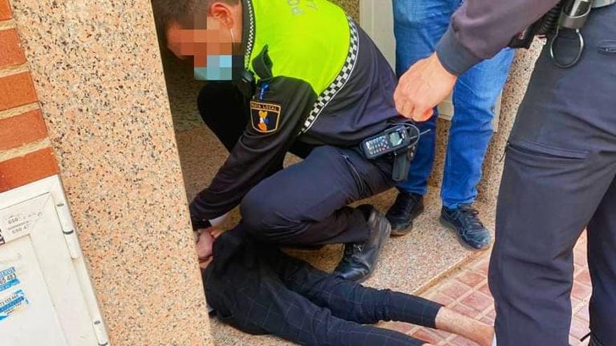 Un policía nacional fuera de servicio retiene a un ladrón en una casa de la Vall d&#039;Uixó