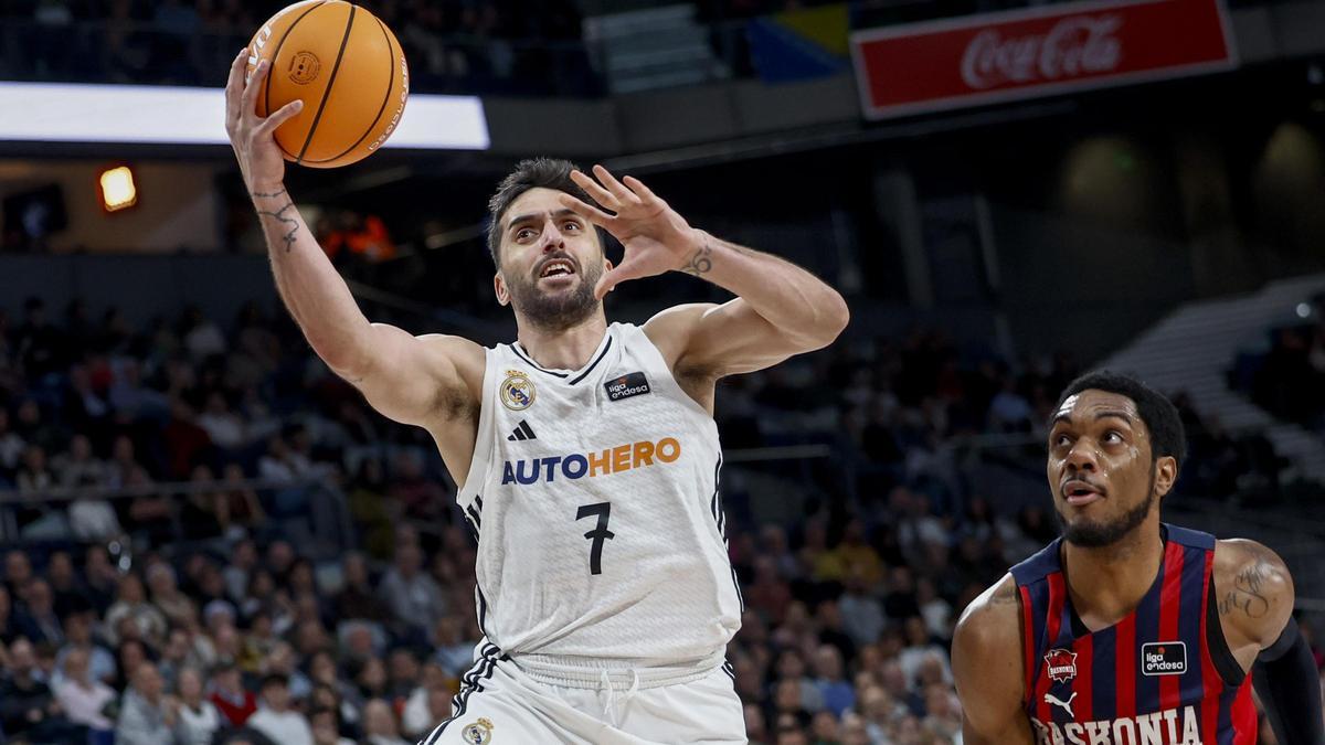 El Real Madrid prolonga su racha ante un rocoso Baskonia.