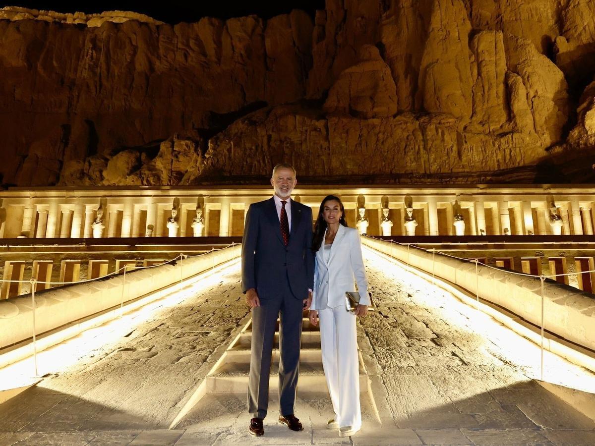 Felipe VI y Letizia, este jueves, ante el templo de Hapshepsut, en Luxor (Egipto).