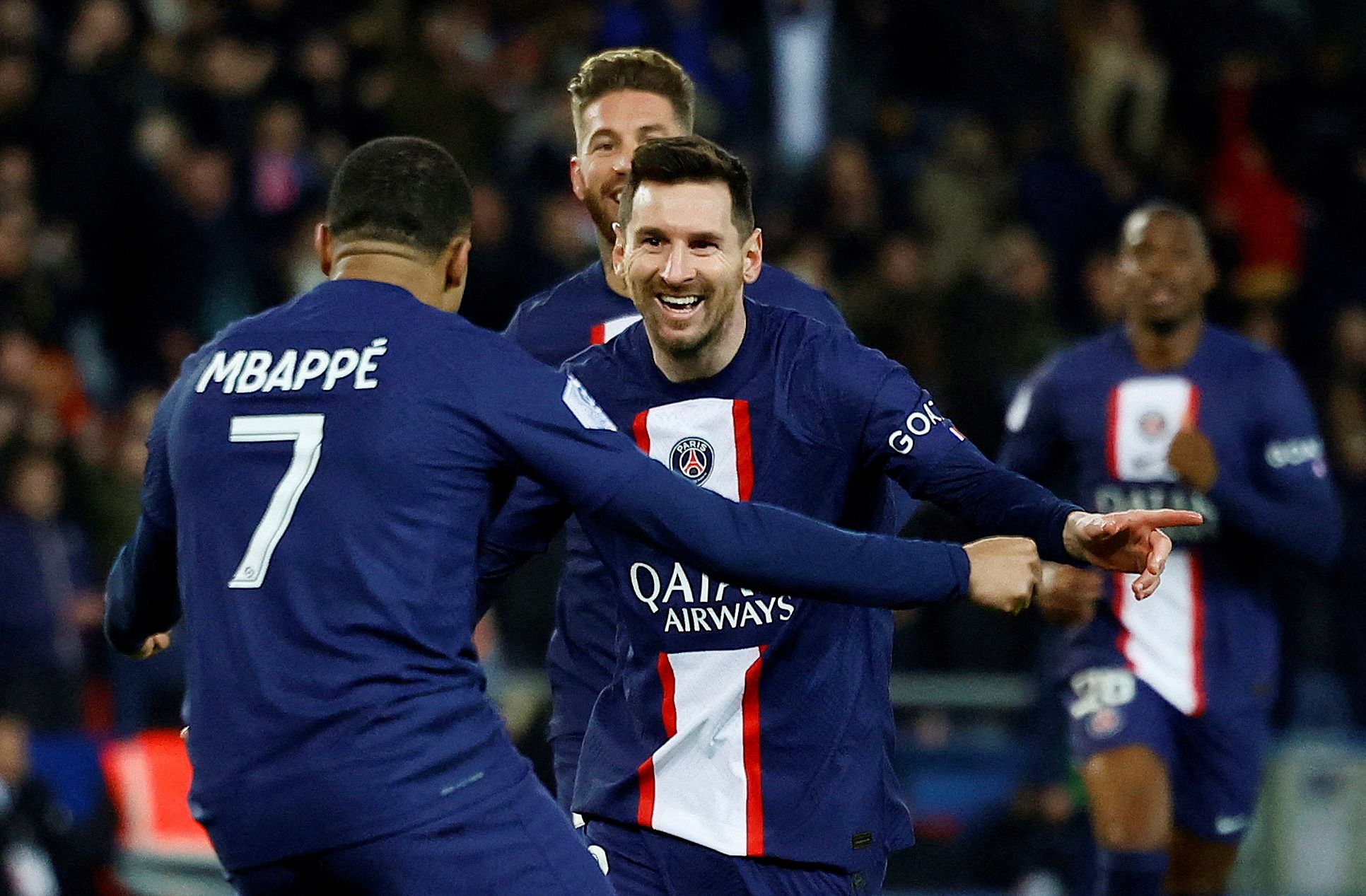 Messi celebra un gol con Mbappé