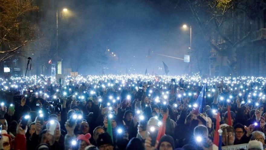 Miles de húngaros salen por cuarto día a las calles a protestar contra Orbán