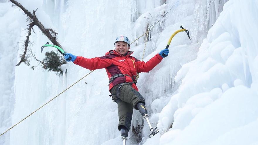 Un escalador chino de 70 años amputado de ambas piernas corona el Everest