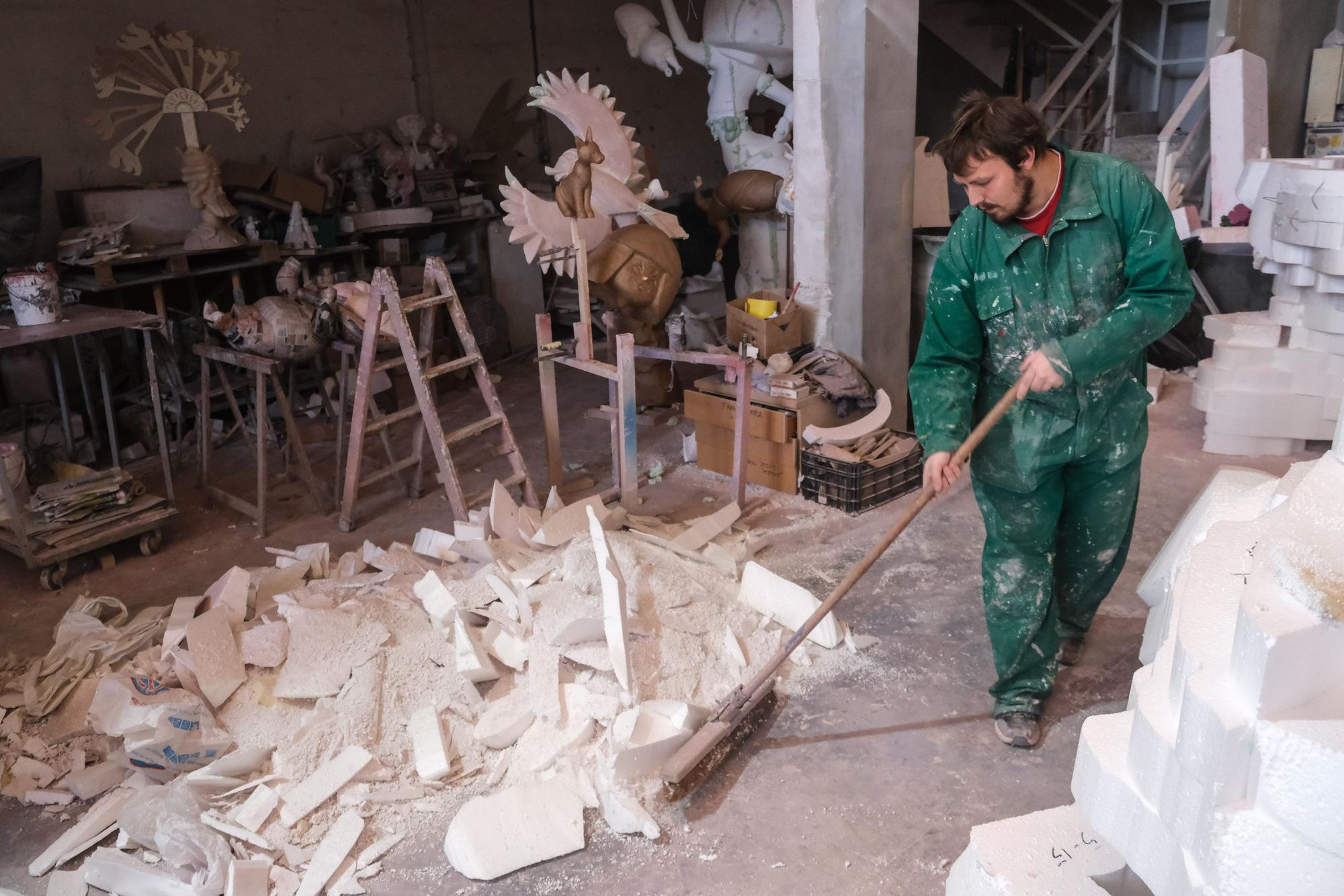 El artista Fran Sierra trabajando con materiales de hogueras en su taller