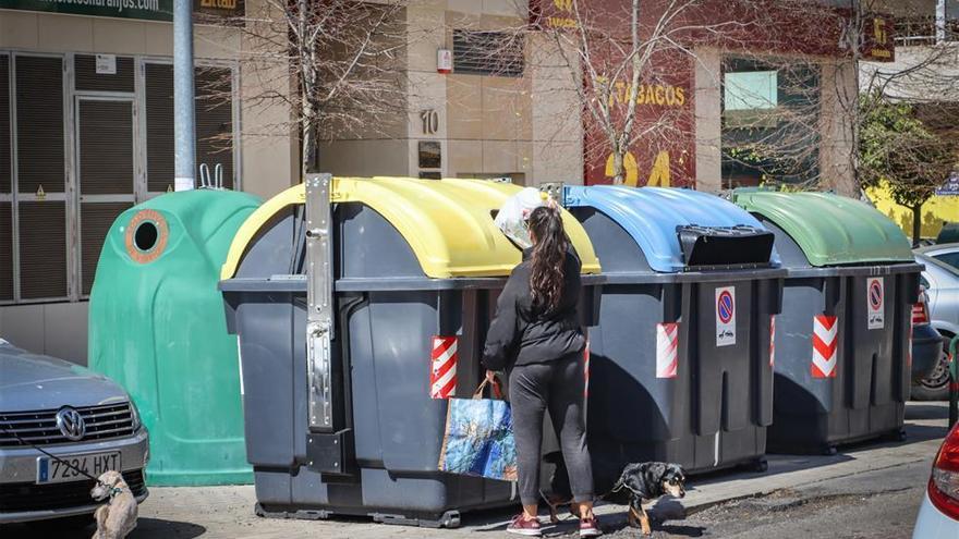 El horario para depositar la basura en los contenedores en Badajoz vuelve a ser nocturno