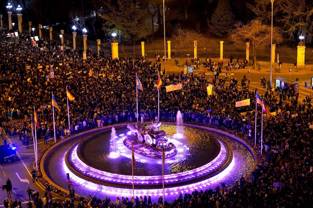 Parte de la manifestación del 8M en Madrid, a su paso por Cibeles, este miércoles.