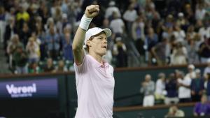 INDIAN WELLS (United States), 11/03/2026.- Jannik Sinner of Italy acknowledges the crowd after winning match point against Joao Fonseca of Brazil during their men’s singles match on day 7 of the BNP Paribas Open tennis tournament in Indian Wells, California, USA, 10 March 2026. (Tenis, Brasil, Italia) EFE/EPA/JOHN G. MABANGLO