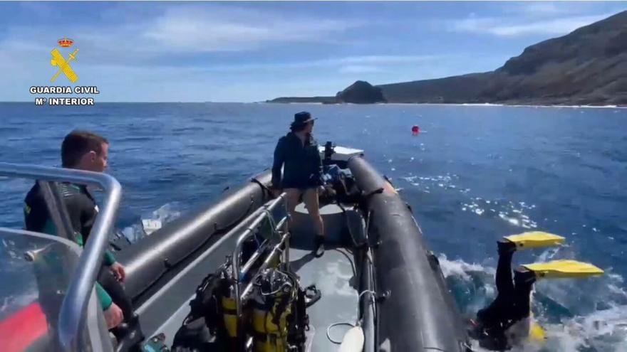 Sin rastro de Yassine y Alejandro en El Confital: los buzos inspeccionan una cueva marina en busca de los menores