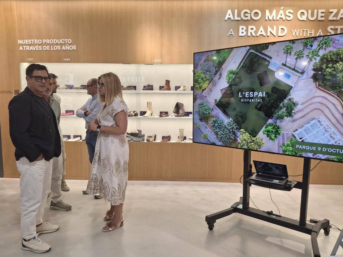 Luis Chico, CEO de Hispanitas e Irene Navarro, alcaldesa de Petrer, tras la presentación del nuevo parque.