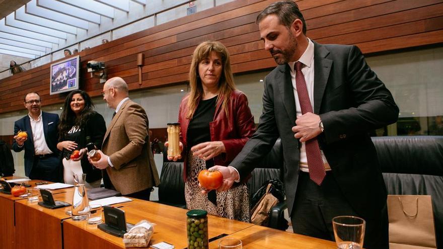 Diputados de Ciudadanos llevan productos del campo extremeño al pleno de la Asamblea